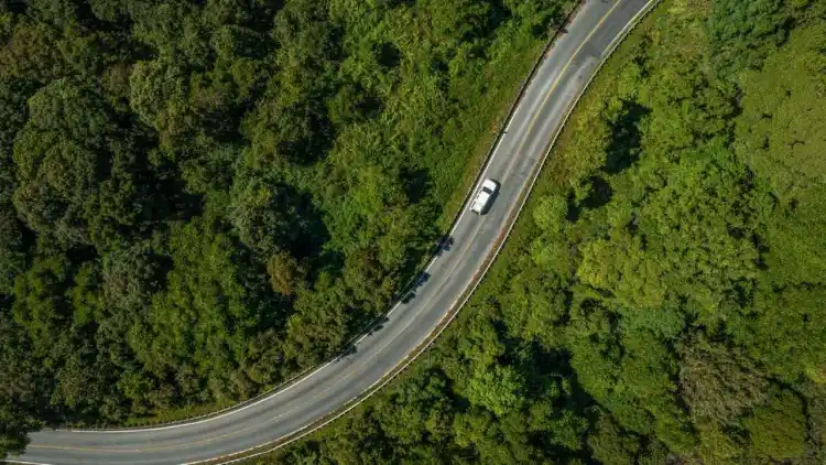 معلومة خطيرة على الطريق: لماذا الانحدار بالسيارة على النيوترال لا يوفر الوقود… وقد يدمّر مكابحك ويعرّضك للحوادث